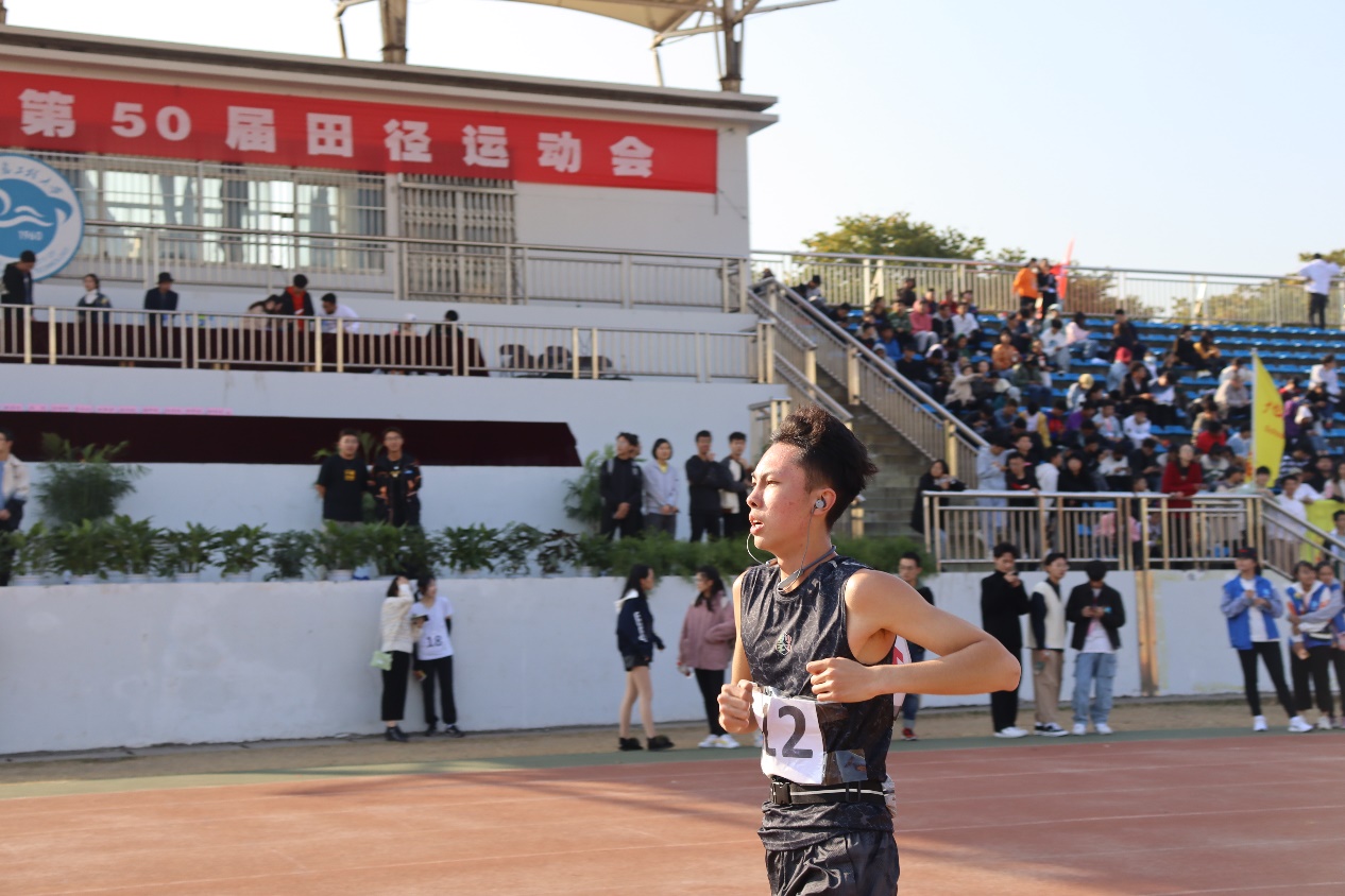 田径运动员在学校比赛,男子团体女子团体比赛