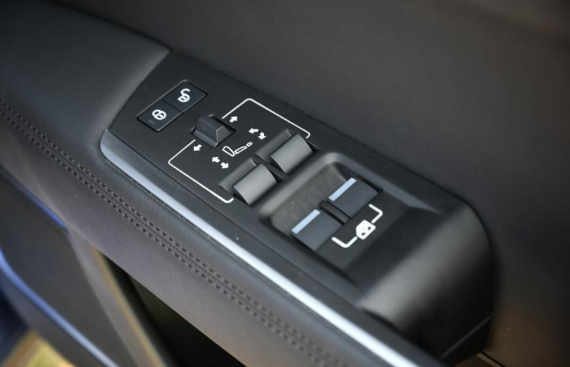 捷豹xel车门英伦气息,20年捷豹xel英伦绿