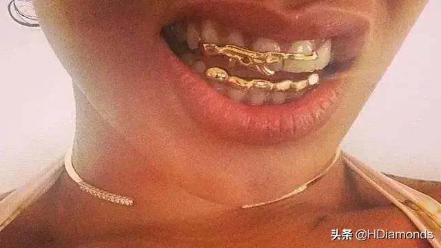 把黄金抹在脸上,把黄金戴身上是炫耀吗