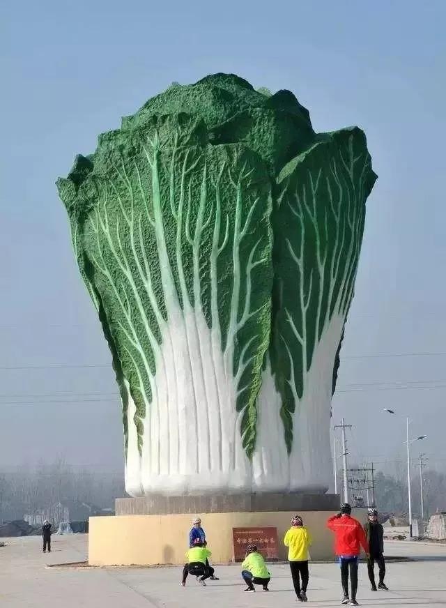 从荆州关公到贵州女神：中国建筑为啥越建越大、越建越土？