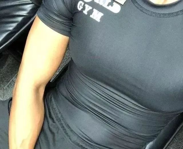 男生胸肌练太大撑衣服怎么办,胸肌能撑烂衣服吗