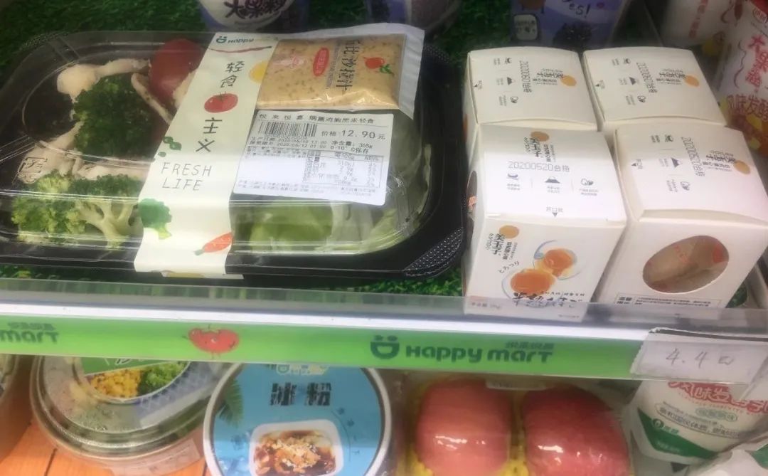 特写|郑州便利店上演“贴身战”，鲜食成各家的“头号*器武**”