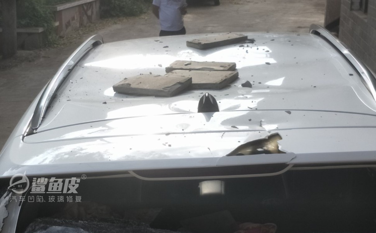 车顶凹陷修复一定要钣金吗,车顶凹陷修复喷漆