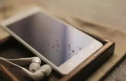 手机进水别慌，5步教你正确处理