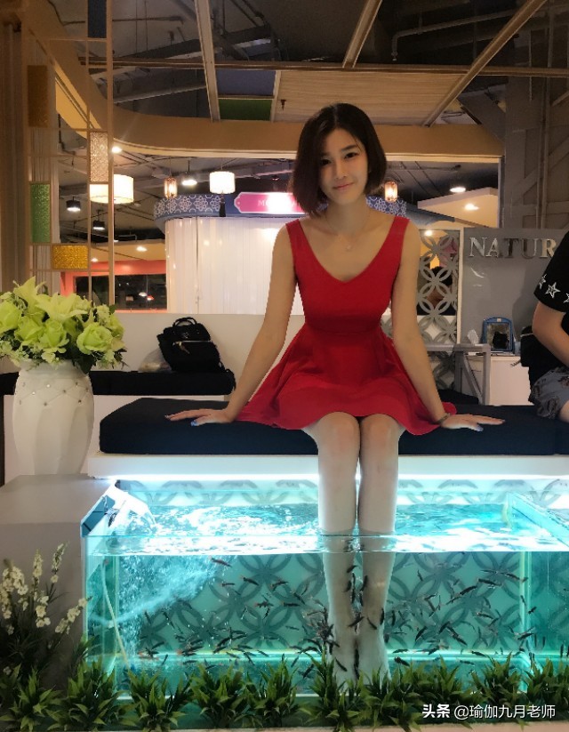 她是最美足球解说，曾参加《为你而来》，身材傲人，丈夫高大威猛