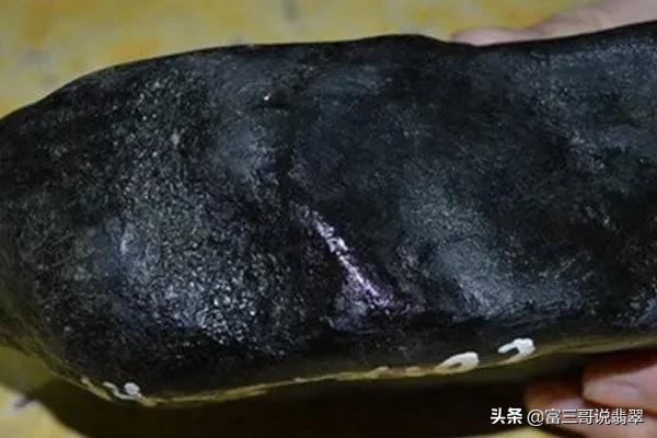 翡翠皮壳赌石视频,翡翠赌石皮壳图解