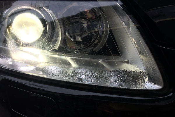 汽车大灯水雾干了怎么办,汽车大灯进水了怎么解决