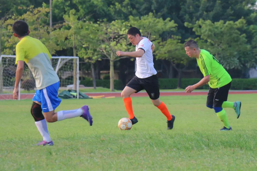 当足球之乡球队与广州高校校友冠军“激情相遇”,你更支持谁?