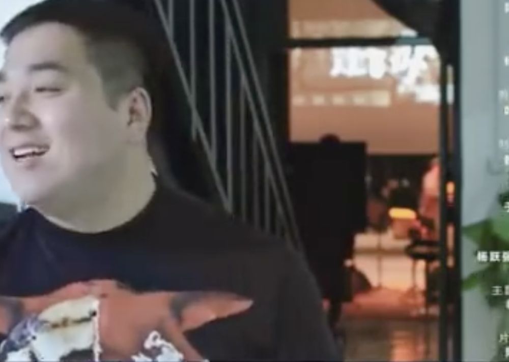 不是自己的脸就随便化!易烊千玺给自己化妆很细致,给胖虎就不同