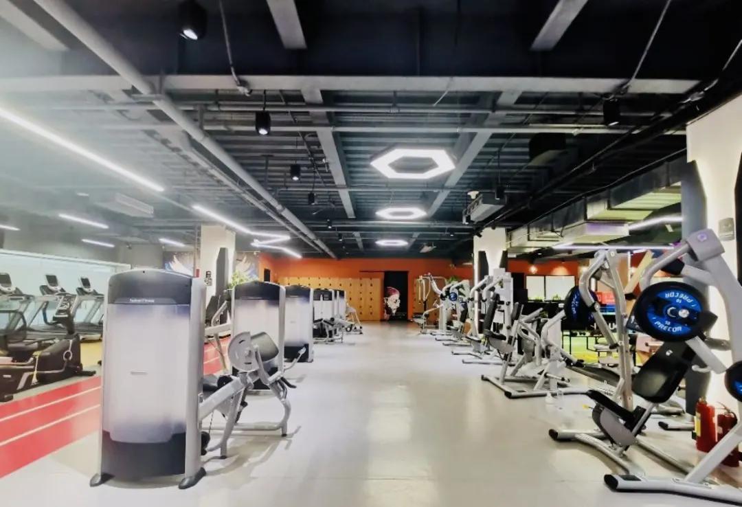 健身房私教怎样才能月入过万,健身房的私教是怎么赚钱的