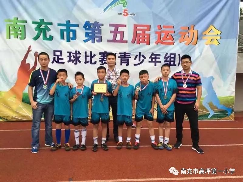 绿茵场上挥洒汗水享受足球的快乐,三亚足球小将在绿茵场上挥洒汗水