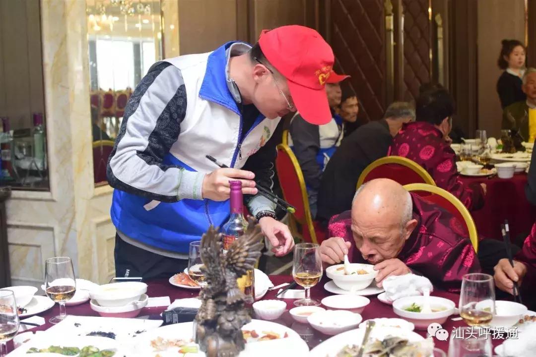 龙湖区第八个善待鳏寡百叟宴今举行铂晶大酒店多年资助大爱奉献