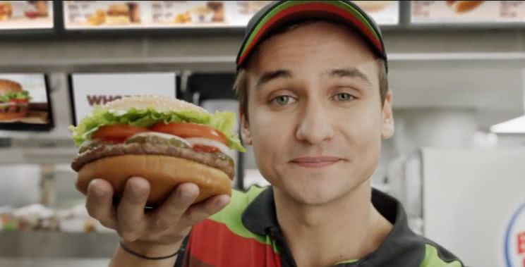 汉堡王新广告用超大筷子吃汉堡，被指歧视华人