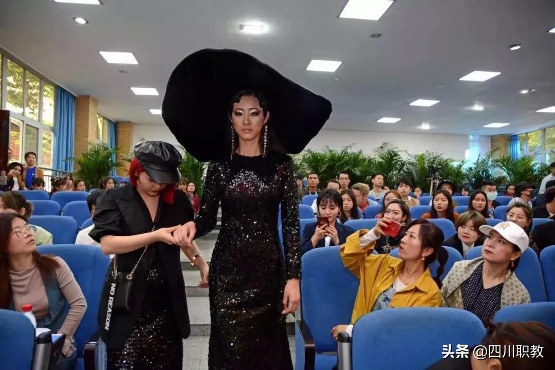 校园最美妆容，我们在成都塔子山附近的学校发现了