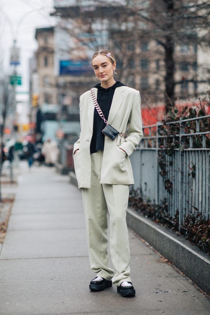 40以上穿什么卫衣减龄年轻,女款卫衣穿搭技巧40岁怎么穿