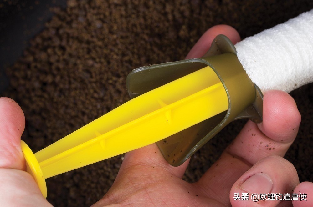 外国人钓鱼打窝技巧,老外用超大饵钓鱼