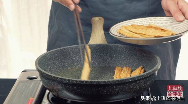 学做简单又好吃的辣条,自制辣条味道好极了你们想吃吗