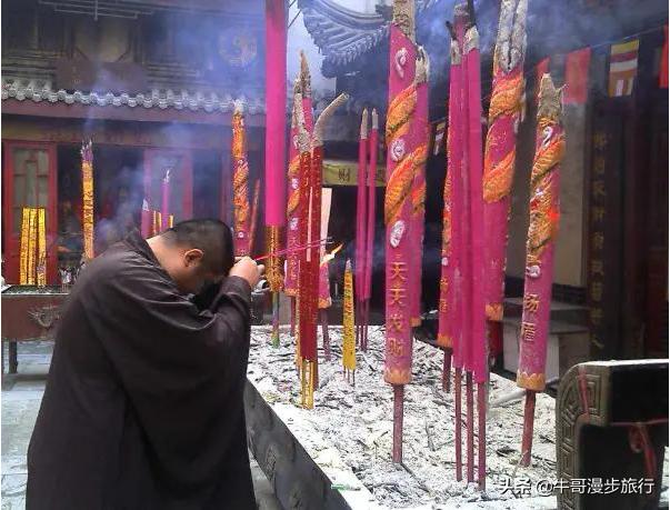 到寺庙烧香拜佛时，有这几点“禁忌”需要牢记，不要触犯易惹祸