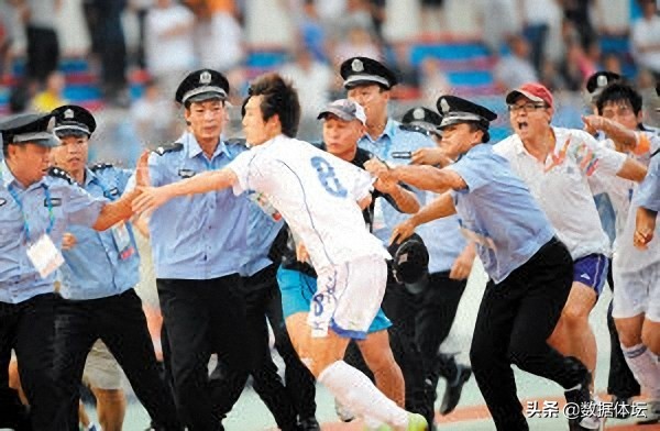 中国足坛“红黑”大翻转,他远离足球却活出了不一样的人生