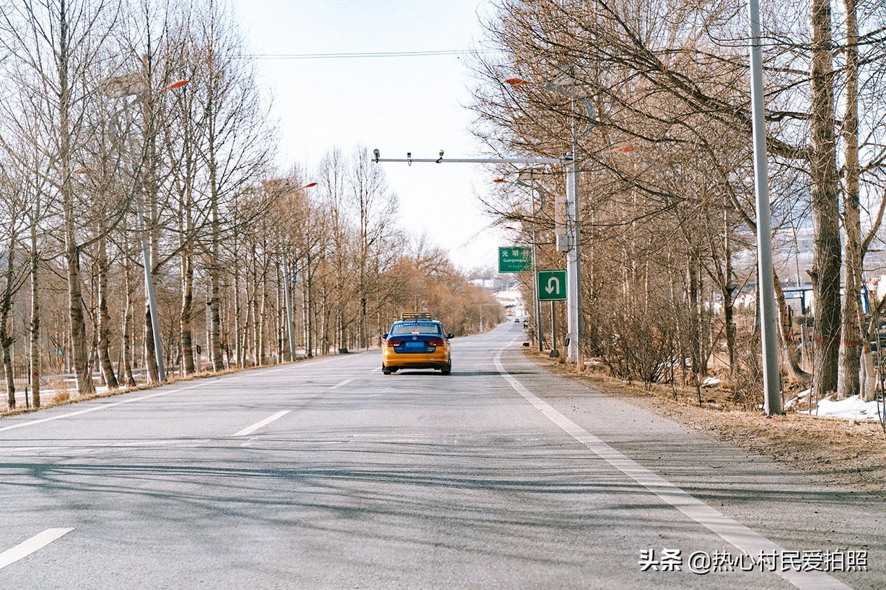 两个小伙去西藏,两个小伙在野外游玩