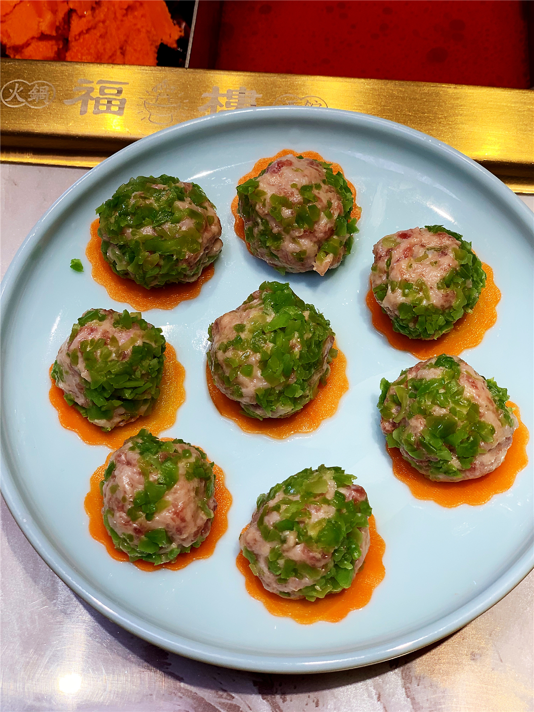 长春桂林路有家电影《叶问》同款火锅酒馆，楼里面有座“香港城”