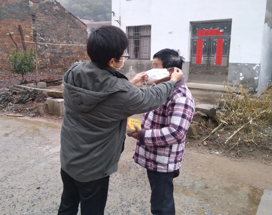 防疫不松懈坚守岗位,防疫不放松