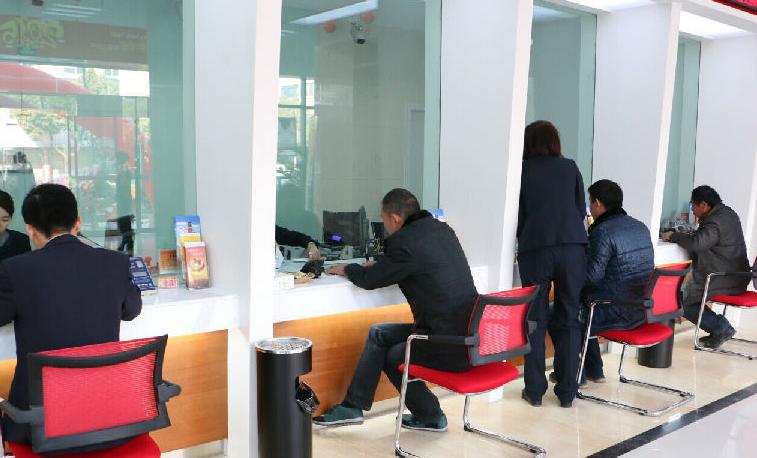 银行一线与二线工作人员收入,银行人员一年挣多少