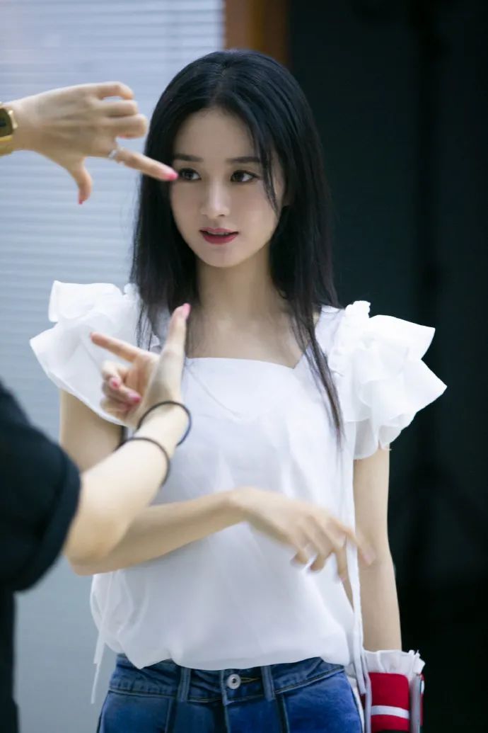 脸圆怎么显脸小又利落,脸大怎么穿搭学生