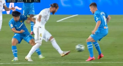 韩国人的球品太差！连踢皇马队长，裁判直接红牌，解气