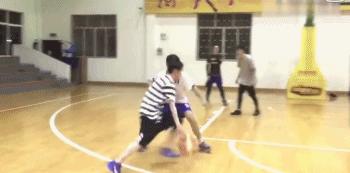 鹿晗戴帽子头发压塌了,鹿晗军帽压不住刘海