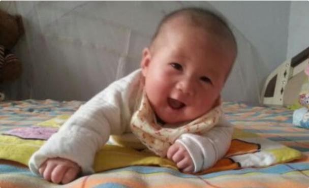 小孩看到很久没见的妈妈一秒变脸,一看到妈妈的脸宝宝就不再哭闹了