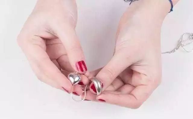 教你个生活小妙招，这样洗出来的白袜子跟新的一样