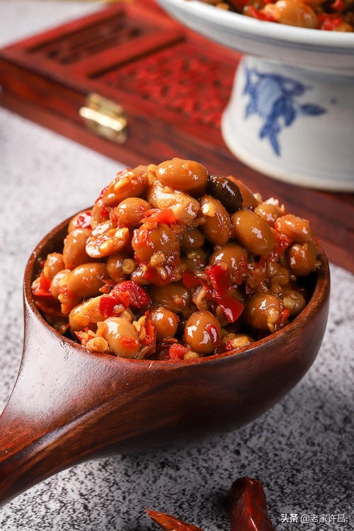 河南的美食馒头蘸酱豆,烙馍卷酱豆图片