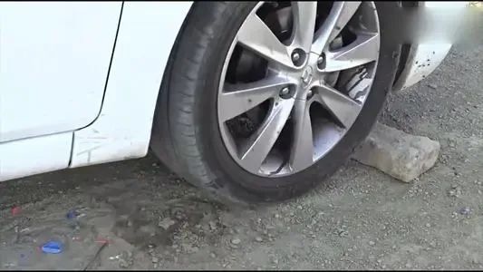 车轮被人恶意砸了怎么办,车轮被别人恶意扎了怎么办