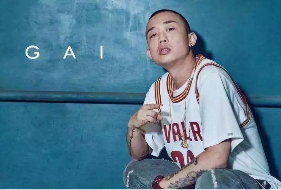 星巴克的小资还真比不过嘴里喊着“宝批龙”的重庆人