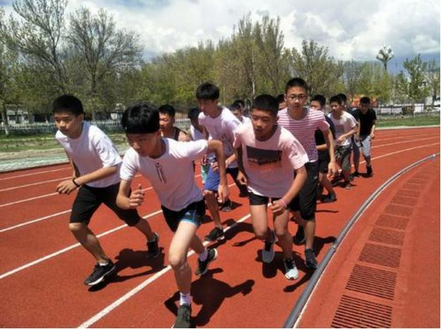 体育跑步怎么跑最快而不累100米,体育老师教正确的跑步姿势