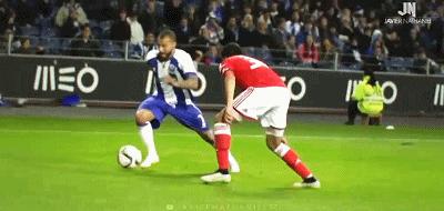 他拥有世上无与伦比的外脚背技术，比C罗更有天赋可是难有成就