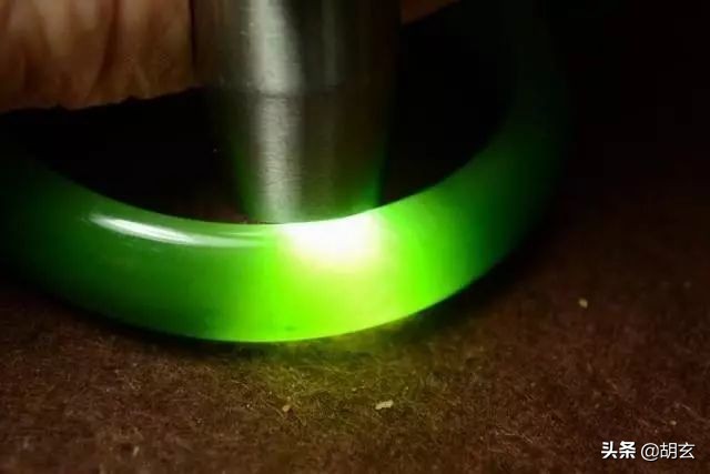 翡翠手镯摔断了的预兆,翡翠手镯摔断了该怎么办