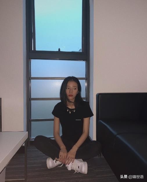 周雨彤穿板鞋图片,周雨彤spell牛仔裤穿搭