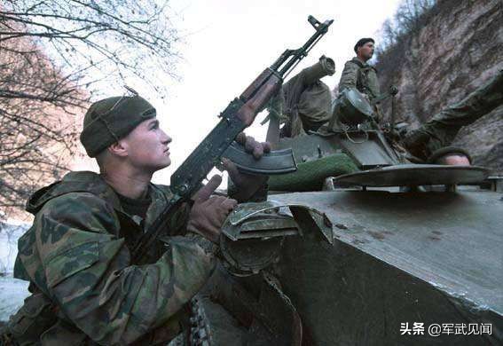 *药弹**堆积如山却成累赘敞开大门对外甩卖罐头成美食能换AK47