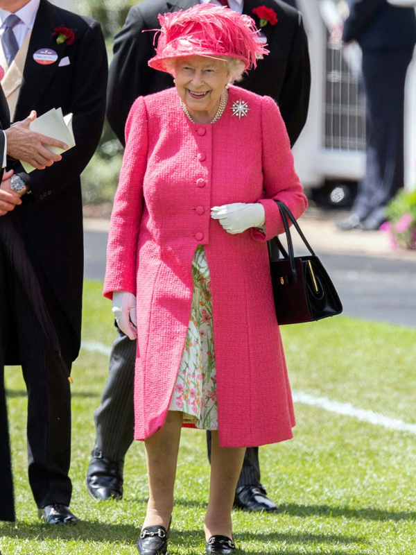 93岁英国女王穿驼色大衣,93岁英国女王穿休闲装