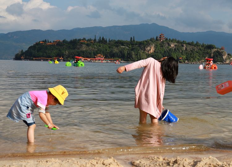 抚仙湖孤山上有什么景点,抚仙湖里的小岛