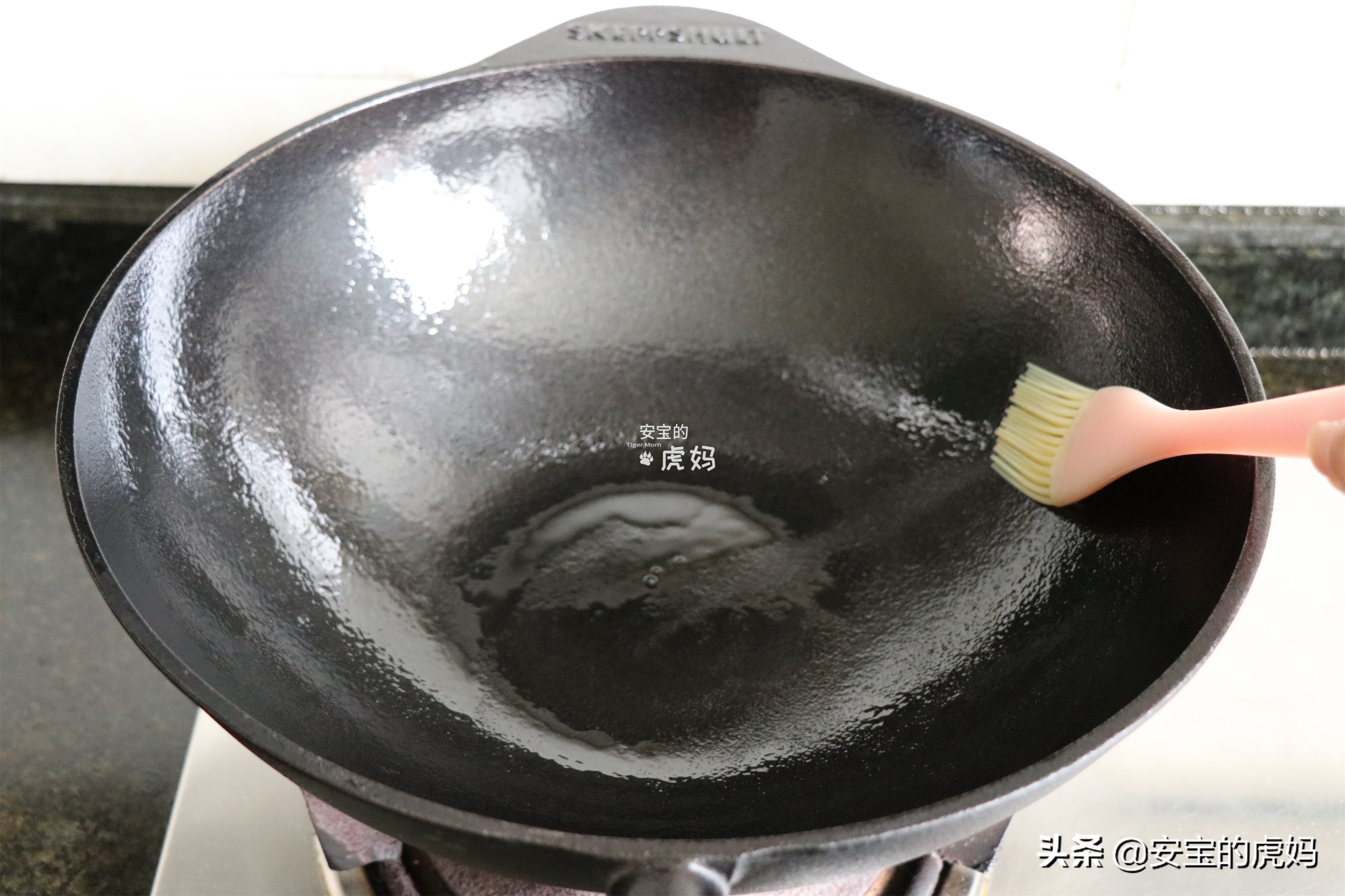 无涂层铁锅怎么养锅,铸铁铁锅怎么养锅才不粘锅