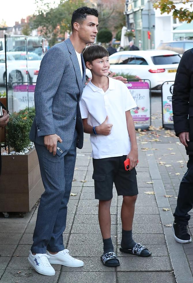 c罗穿西装曼联时期,c罗与昔日队友在曼联重逢