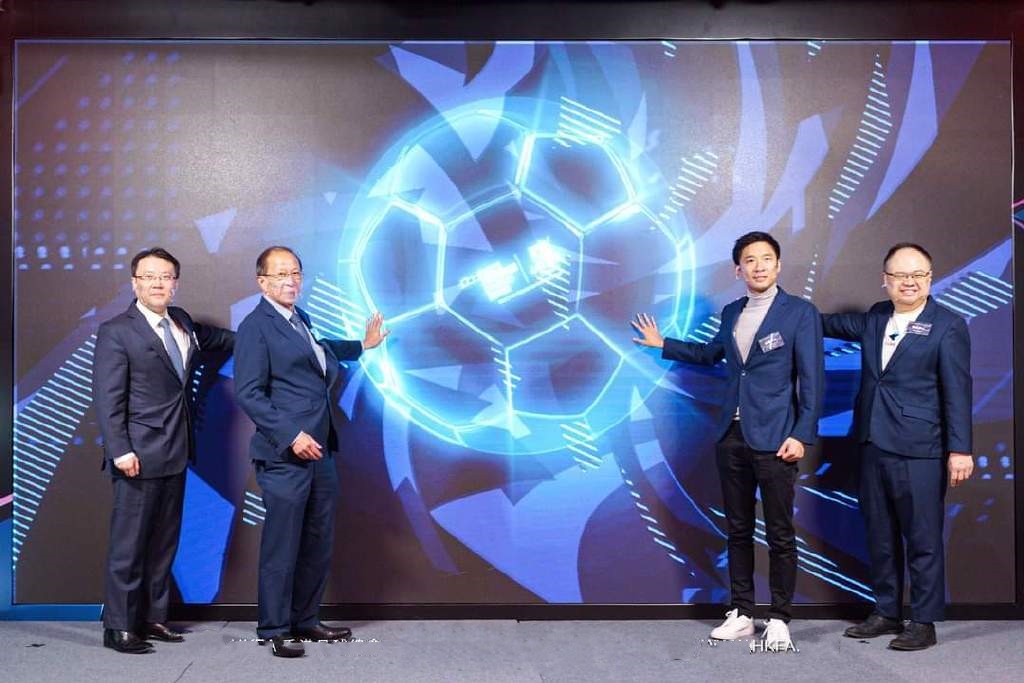 郭晶晶小叔子出席活动，穿蓝西装搭配小白鞋，被网友吐槽颜色不搭