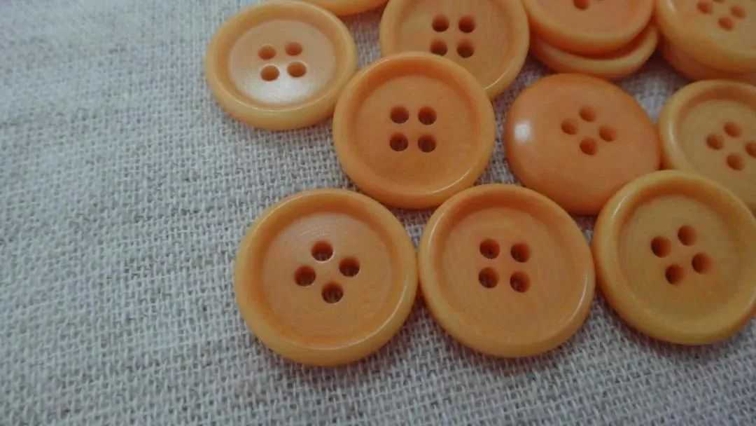 两粒扣西服扣子一般扣哪一粒,西服纽扣在不同场合的扣法