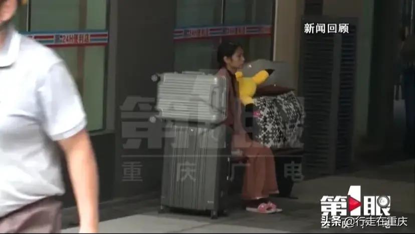 古有“望夫石”“今有望夫女”重庆痴情女孩苦苦等待男友的出现