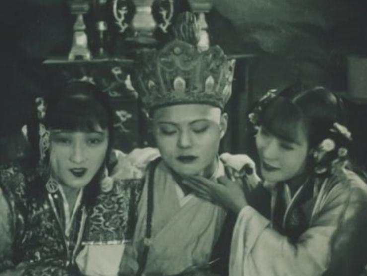 各版西游记蜘蛛精对比,浙版西游记蜘蛛精露出长腿迷惑人