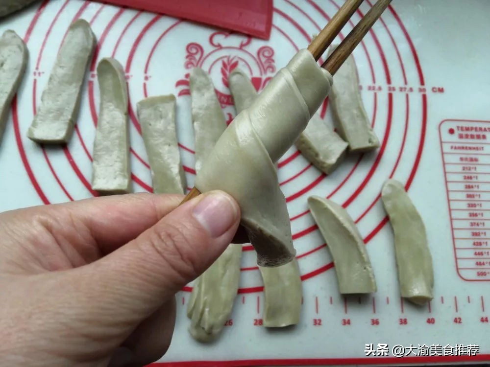 热门小吃摆摊烤面筋的做法,烤面筋也是很火爆的街边休闲小吃