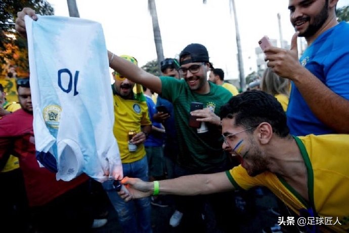 *药火**味！巴西球迷赛前火烧梅西10号球衣，巴阿大战没有友谊赛